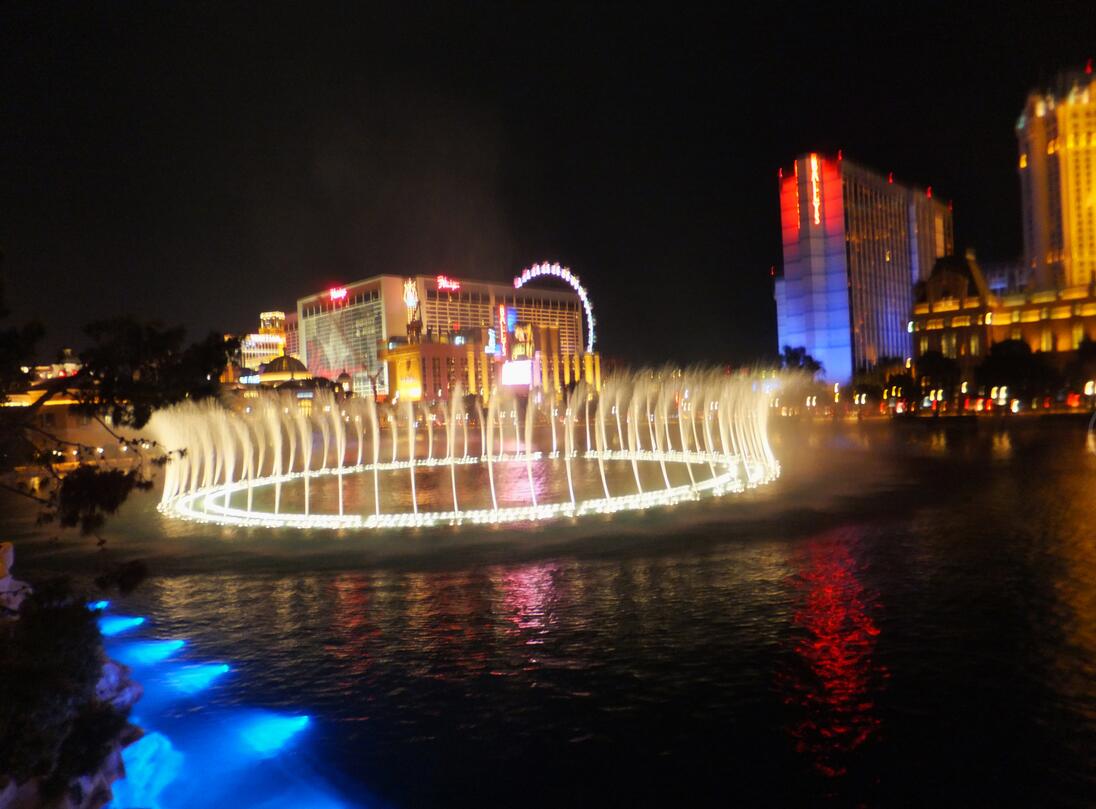 谢梅仙-音乐喷泉夜景